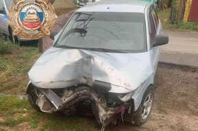 «Десятка» съехала с дороги и врезалась в забор: водитель в больнице 