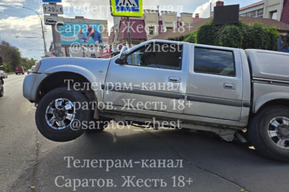 В разрытую несколько месяцев назад яму в центре города провалился пикап