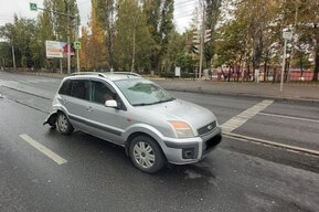 На Московском шоссе столкнулись микроавтобус и легковушка: пострадала женщина