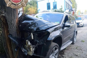 В Балаково Mercedes влетел в дерево 