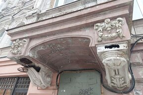 «Лепнина уже сыпется»: саратовчанка пожаловалась на ужасное состояние дома-памятника на Киселева 