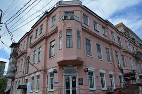 Пока в стенах дома Табакова растут трещины, комитет культурного наследия и Фонд капремонта судятся из-за ремонта крыши