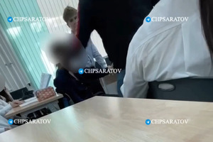 «Я тебя зарою, понял?»: в саратовской школе мужчина избил ученика