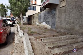 «Опять ждут Володина?»: горожанин рассказал о разрушенных тротуарах, ведущих к новой набережной