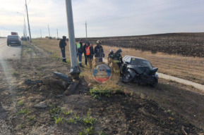У Пристанного ВАЗ врезался в столб: водитель в больнице