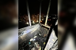 В десятиэтажном доме в Саратове загорелся балкон: пожарным пришлось выводить пенсионера и подростка