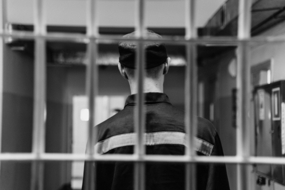 Полицейского отправили в колонию строгого режима за получение взятки от подчинённого