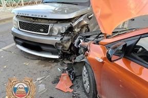 В Саратове в ДТП попал внедорожник, а в Балаковском районе — грузовик