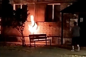 В Балаково загорелась газовая труба многоквартирного жилого дома: жители заявляют, что она несколько дней «искрилась», на ВИДЕО попал момент тушения