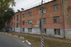 Дом в центре Энгельса, жители которого жаловались на обрушение потолка, признали аварийным