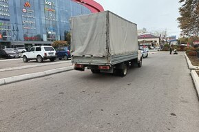 «Газель» сбила женщину возле ТЦ «Тау Галерея»
