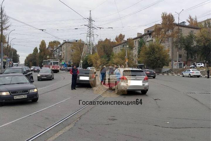 В Саратове на трамвайных путях столкнулись иномарки