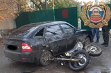 Мотоцикл врезался в «Приору», пенсионерка попала под колеса Renault
