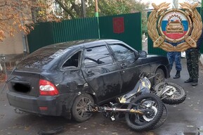 Мотоцикл врезался в «Приору», пенсионерка попала под колеса Renault