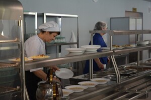 Министерство утвердило меню для всех образовательных учреждений региона: чем будут кормить детей