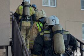 В Энгельсе пожарным пришлось подниматься и тащить оборудование на 24 этаж