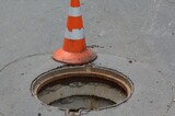 Саратовец с годовалым ребенком попали в больницу, наступив на неплотно закрытую крышку люка на тротуаре
