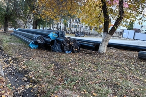 Из-за затянувшихся коммунальных работ жители Октябрьского района стоят в «адских пробках», а газоны гибнут под тяжелыми трубами