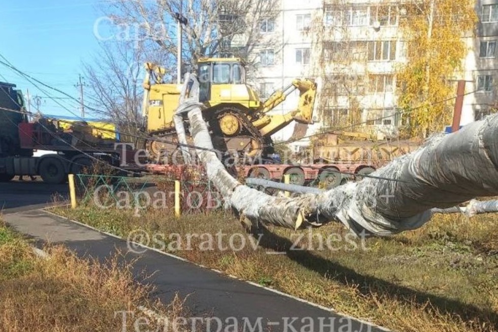 ЧП в Петровске: трактор снес теплотрассу, улицу залило кипятком (видео)