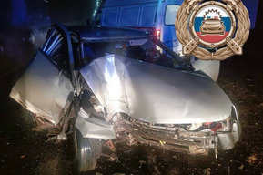 Ранним утром водитель ВАЗа врезался в столб и попал в больницу