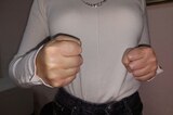 В Саратове сотрудница магазина вмешалась в конфликт, за что ее стукнули головой об стену
