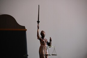 Обвиняемого в помощи при сдаче экзаменов на права сотрудника УГИБДД отправили под домашний арест