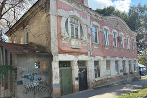 Мэрия выставила на продажу дома в центре Саратова и башню, где планировали открыть музей детства