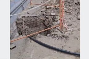 Жители дома в Заводском районе, которые два месяца получают воду по проложенному по поверхности земли водопроводу, боятся вовсе остаться без ресурса