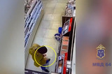 Мужчина вынес из магазина косметики парфюмы на 20 тысяч рублей