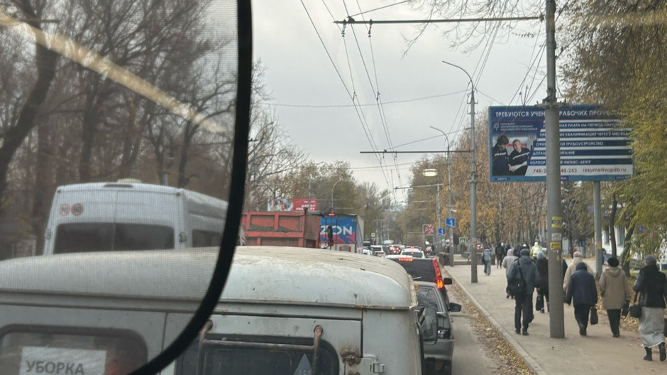 «Город встал»: из-за перекрытия улицы Разина жители двух районов Саратова не могут добраться на работу