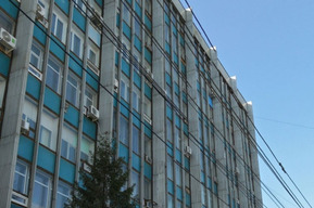 В центре Саратова по минимальной цене продан крупный комплекс недвижимости оборонного предприятия: кто и за сколько его купил