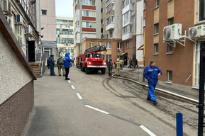 В центре Саратова у здания «Сбербанка» произошёл пожар в многоэтажке: на месте происшествия находятся машины разных ведомств