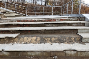 Мэрия Саратова освоила на ремонте «кровавой» лестницы, ведущей к ФОК «Звёздный», более миллиона рублей, но выглядит она ужасающе (рассказываем — почему)