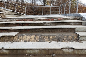 Мэрия Саратова освоила на ремонте «кровавой» лестницы, ведущей к ФОК «Звёздный», более миллиона рублей, но выглядит она ужасающе (рассказываем — почему)