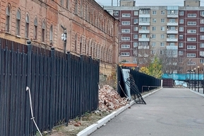 Обрушение казармы-памятника в центре Саратова: спустя почти полгода площадка не огорожена, последствия ЧП не устранили