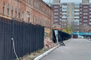 Обрушение казармы-памятника в центре Саратова: спустя почти полгода площадка не огорожена, последствия ЧП не устранили