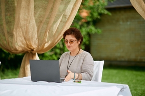 В Саратовской области всё больше людей старше 55 лет осваивают ИИ