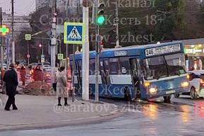 Не прошло и месяца: автобус «Саратов-Энгельс» провалился в «вечную» коммунальную яму на Чернышевского