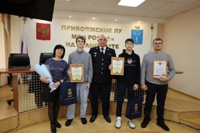 Двое подростков оттащили с железнодорожных путей девушку перед приближающимся поездом