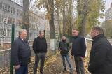 «С точки зрения эстетического вида вопросов много»: чиновники мэрии Саратова обратили внимание на установку зелёных заборов вокруг городских школ