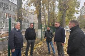 «С точки зрения эстетического вида вопросов много»: чиновники мэрии Саратова обратили внимание на установку зелёных заборов вокруг городских школ