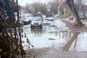 В Заводском районе жители вынуждены в обход добираться до школы и больницы из-за отсутствующего тротуара