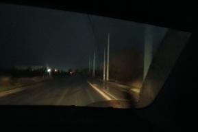 «Идут до города в школу в кромешной тьме!»: жительница Балаково пожаловалась на пугающие проблемы с освещением в поселке для многодетных