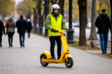 В России хотят запретить курьерам ездить на электросамокатах по тротуарам