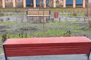 «На чью дачу поехали хорошие лавочки?»: в построенном месяц назад по депутатскому проекту сквере в Заводском районе устанавливают «невесть что»