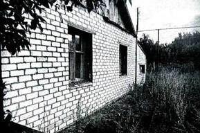 Дом сироты оказался повреждён и разграблен. Отвечавшему за состояние здания чиновнику назначили штраф