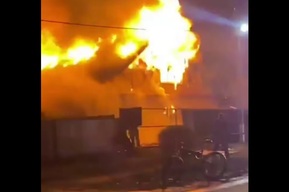 Житель Балаковского района лишился всего: пожар охватил дом, баню, гараж, и машину