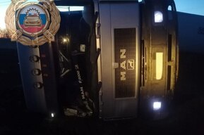 Водитель фуры умер за рулем: грузовик перевернулся
