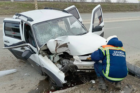 «Нива» врезалась в столб в Балаково: есть погибшая и пострадавший