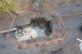 Потоп возле нового сквера на Ильинской: жители Саратова продолжают наблюдать за тем, как свежее благоустройство покрывается чопиками (теперь заблокирован проезд мусоровозам во двор)